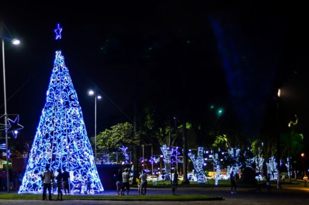 Decoração com lâmpadas de led traz clima de Natal para Bertioga